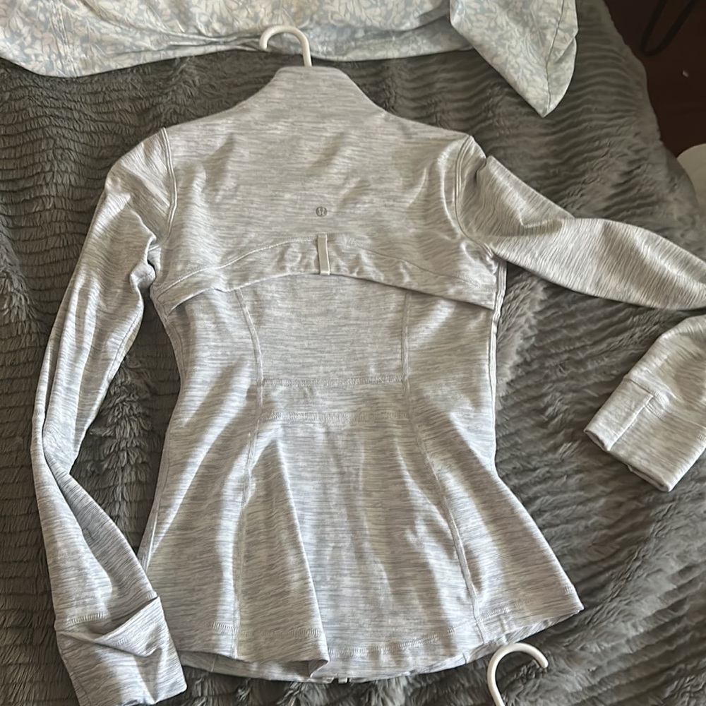 Size 6 Lululemon Define Jacket in Heathered light gray/white - Picture 2 of 3